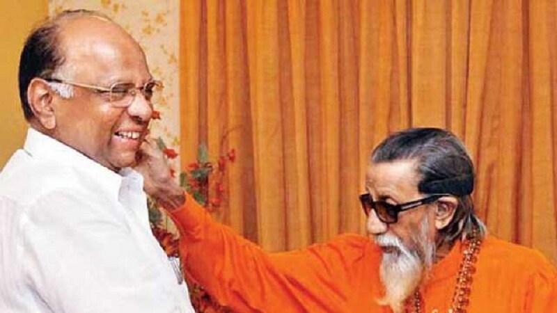 बाळासाहेब ठाकरे- शरद पवार- शिवसेनाप्रमुख बाळासाहेब ठाकरे आणि राष्ट्रवादीचे सर्वेसर्वा शरद पवार. दोन पक्षप्रमुखांची मैत्री राज्याच्या राजकारणातलं वेगळेपण. दोन्ही नेत्यांनी एकमेकांवर कडाडून टीकाही केलीय. पण राजकारणापलीकडे जाऊन बाळासाहेब आणि शरद पवारांची मैत्री अजोड होती. राष्ट्रपतीपदाच्या निवडणुकीमध्ये प्रणव मुखर्जींसह शरद पवार जेव्हा मातोश्रीवर पोहोचले तेव्हा सगळ्यांच्या भुवया उंचावल्या. बाळासाहेबांनी शरद पवारांचा गालगुच्चा घेतलेला फोटो तर चांगलाच गाजला होता. शरद पवारांच्या राजकीय कारकीर्दीच्या सुरुवातीच्या काळात बाळासाहेबांनी मित्रासारखी पाठराखण केली होती. बाळासाहेब ठाकरे- शरद पवार- शिवसेनाप्रमुख बाळासाहेब ठाकरे आणि राष्ट्रवादीचे सर्वेसर्वा शरद पवार. दोन पक्षप्रमुखांची मैत्री राज्याच्या राजकारणातलं वेगळेपण. दोन्ही नेत्यांनी एकमेकांवर कडाडून टीकाही केलीय. पण राजकारणापलीकडे जाऊन बाळासाहेब आणि शरद पवारांची मैत्री अजोड होती. राष्ट्रपतीपदाच्या निवडणुकीमध्ये प्रणव मुखर्जींसह शरद पवार जेव्हा मातोश्रीवर पोहोचले तेव्हा सगळ्यांच्या भुवया उंचावल्या. बाळासाहेबांनी शरद पवारांचा गालगुच्चा घेतलेला फोटो तर चांगलाच गाजला होता. शरद पवारांच्या राजकीय कारकीर्दीच्या सुरुवातीच्या काळात बाळासाहेबांनी मित्रासारखी पाठराखण केली होती.