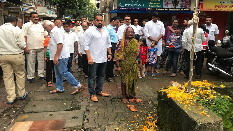 15 ऑगस्ट : नवी मुंबईतील वाशीमध्ये एका सोसायटीने 65 वर्षीय महिला सफाई कर्मचारीकडून ध्वजारोहण केलं. 15 ऑगस्ट : नवी मुंबईतील वाशीमध्ये एका सोसायटीने 65 वर्षीय महिला सफाई कर्मचारीकडून ध्वजारोहण केलं.