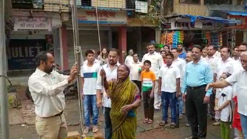 सर्वांच्या आरोग्याची काळजी घेणाऱ्या या महिलेला सोसायटीच्या वतीने एक बहुमान प्राप्त करून दिलाय. तसेच सर्व समाज बांधवांना एक आदर्श घालून दिला आहे. सर्वांच्या आरोग्याची काळजी घेणाऱ्या या महिलेला सोसायटीच्या वतीने एक बहुमान प्राप्त करून दिलाय. तसेच सर्व समाज बांधवांना एक आदर्श घालून दिला आहे.