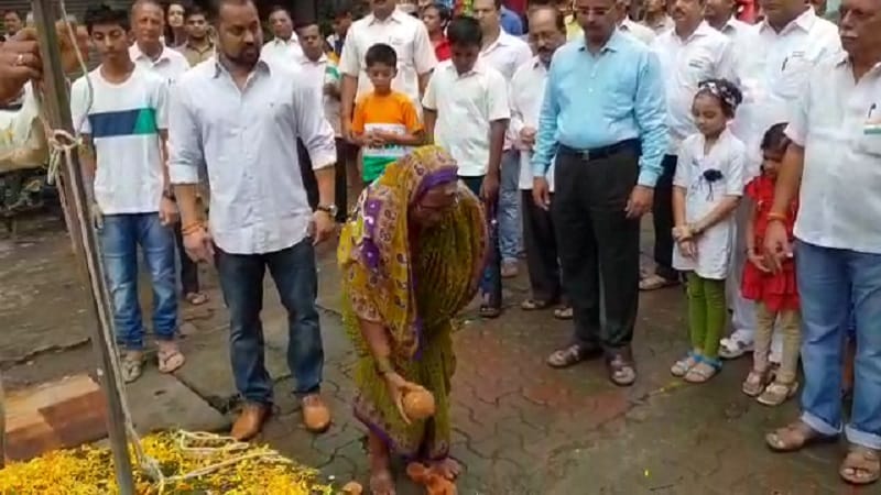नगरसेवक किशोर पाटकर यांनी राधाबाई यांच्या हस्ते आपल्या सोसायटीमधील ध्वजा रोहण करून त्यांना निवृत्ती नंतरच्या काळासाठी 2 लाख रुपयांची मदत ही दिली. नगरसेवक किशोर पाटकर यांनी राधाबाई यांच्या हस्ते आपल्या सोसायटीमधील ध्वजा रोहण करून त्यांना निवृत्ती नंतरच्या काळासाठी 2 लाख रुपयांची मदत ही दिली.