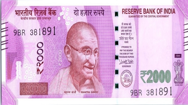 कितीही सावधानता बाळगली तरी बनावट नोटांचा सुळसुळात अजूनही सुरू आहे. त्याने आपली फसवणूक होते. त्यामुळे या अशा काही गोष्टी आहेत त्याने तुमच्या लगेच लक्षात येईल की तुमच्या खिशातली नोट खरी आहे की खोटी. कितीही सावधानता बाळगली तरी बनावट नोटांचा सुळसुळात अजूनही सुरू आहे. त्याने आपली फसवणूक होते. त्यामुळे या अशा काही गोष्टी आहेत त्याने तुमच्या लगेच लक्षात येईल की तुमच्या खिशातली नोट खरी आहे की खोटी.