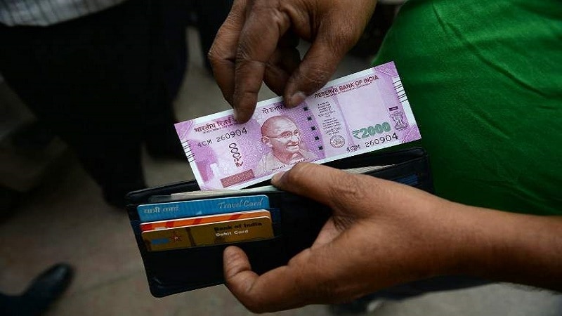 खऱ्या नोटेवर गॅरेंटी क्लॉज, गव्हर्नरची स्वाक्षरी, प्रॉमिस क्लॉज आणि आरबीआईचा लोगो डाव्या बाजूला आखण्यात आला आहे. खऱ्या नोटेवर गॅरेंटी क्लॉज, गव्हर्नरची स्वाक्षरी, प्रॉमिस क्लॉज आणि आरबीआईचा लोगो डाव्या बाजूला आखण्यात आला आहे.