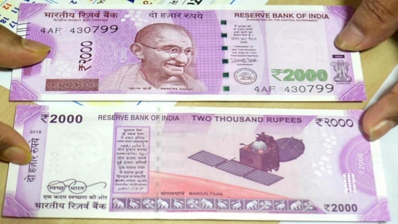 मंडळी नेहमी लक्षात असू द्या की, खऱ्या नोटेवर सिक्योरिटी थ्रीड आहे. त्यावर भारत, RBI आणि 2000 लिहिले आहे. यात आणखी एक आयडीया म्हणजे नोटे थोडीशी तिरक्या बाजून फिरवा त्यावेळी नोटेचा रंग हिरव्यातून निळा होताना दिसेल. मंडळी नेहमी लक्षात असू द्या की, खऱ्या नोटेवर सिक्योरिटी थ्रीड आहे. त्यावर भारत, RBI आणि 2000 लिहिले आहे. यात आणखी एक आयडीया म्हणजे नोटे थोडीशी तिरक्या बाजून फिरवा त्यावेळी नोटेचा रंग हिरव्यातून निळा होताना दिसेल.