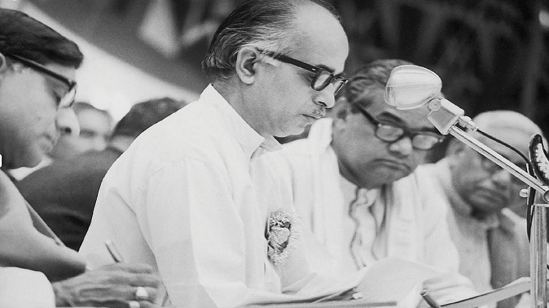 12 - 1977 साली न्यूयॉर्कमध्ये संयुक्त राष्ट्रसंघात हिंदीतून भाषण करणारे अटलजी पहिले भारतीय होते. 12 - 1977 साली न्यूयॉर्कमध्ये संयुक्त राष्ट्रसंघात हिंदीतून भाषण करणारे अटलजी पहिले भारतीय होते.