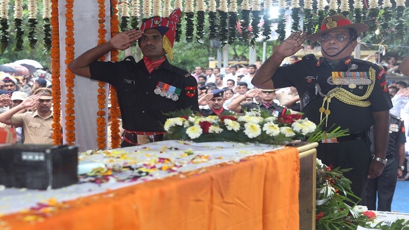 सीमारेषेवर त्यांना काही दहशतवादी घुसखोरी करत असल्याचे दिसले. दोन्हीकडून जोरदार फायरिंग सुरू असताना कौस्तुभ राणे शहीद झाले. बुधवारी श्रीनगरहून मेजर राणे यांचे पार्थिव दुपारी २.१५ वाजता दिल्लीत पोहचले. सीमारेषेवर त्यांना काही दहशतवादी घुसखोरी करत असल्याचे दिसले. दोन्हीकडून जोरदार फायरिंग सुरू असताना कौस्तुभ राणे शहीद झाले. बुधवारी श्रीनगरहून मेजर राणे यांचे पार्थिव दुपारी २.१५ वाजता दिल्लीत पोहचले.