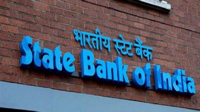 या माहितीच्या आधारे हँकर्स ग्राहकांच्या अकाऊंटमधून सर्व पैसे काढून घेतात. याचसंबंधीत आता एसबीआयने ट्विटरच्या माध्यमातून ग्राहकांना सतर्कतेचा इशारा दिला आहे. या माहितीच्या आधारे हँकर्स ग्राहकांच्या अकाऊंटमधून सर्व पैसे काढून घेतात. याचसंबंधीत आता एसबीआयने ट्विटरच्या माध्यमातून ग्राहकांना सतर्कतेचा इशारा दिला आहे.