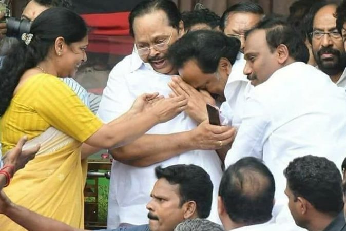 दक्षिण भारतात सिनेमाकडून राजकारणात प्रवेश करण्याचा ट्रेण्ड फार जूना आहे. पाचवेळा मुख्यमंत्री आणि १२ वेळा विधानसभा सदस्य झालेले करुणानिधीही कलाक्षेत्रातून राजकारणात आले होते. दक्षिण भारतात सिनेमाकडून राजकारणात प्रवेश करण्याचा ट्रेण्ड फार जूना आहे. पाचवेळा मुख्यमंत्री आणि १२ वेळा विधानसभा सदस्य झालेले करुणानिधीही कलाक्षेत्रातून राजकारणात आले होते.