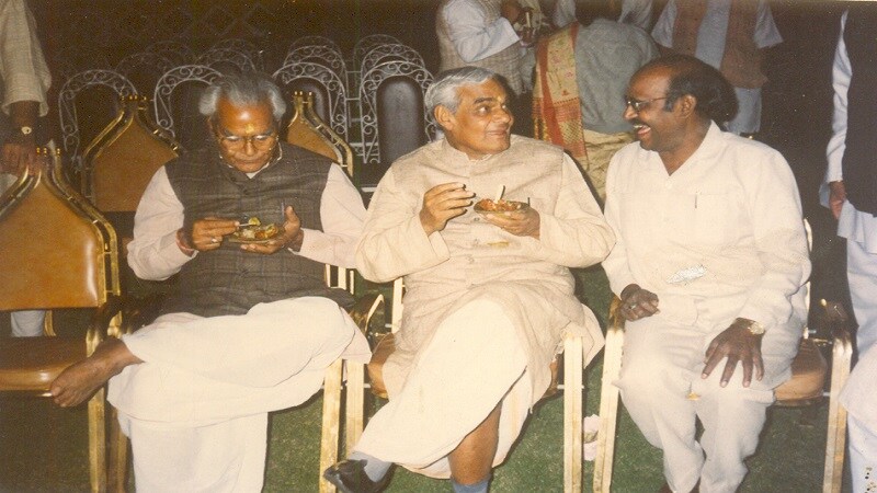11 - अटलजींचं संसदेतलं पहिलं भाषण ऐकल्यावर पंडीत नेहरूंनी अटलजी पंतप्रधान होती असं भाकीत व्यक्त केलं होतं 11 - अटलजींचं संसदेतलं पहिलं भाषण ऐकल्यावर पंडीत नेहरूंनी अटलजी पंतप्रधान होती असं भाकीत व्यक्त केलं होतं