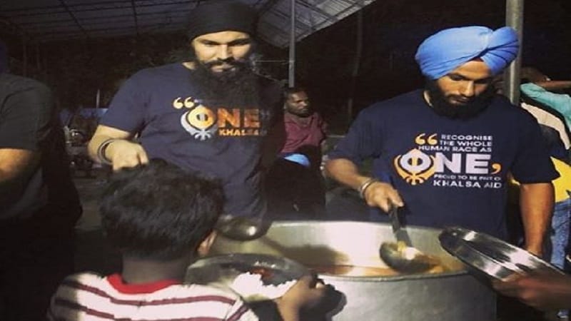रणदीप हुड्डा स्वतः केरळा पहुंचला असून तो पूर पिडितांना खाद्य सामग्री वितरीत करताना दिसून आला. त्याचा फोटो सोशल मिडियावर व्हायरल झालाय. रणदीप हुड्डा स्वतः केरळा पहुंचला असून तो पूर पिडितांना खाद्य सामग्री वितरीत करताना दिसून आला. त्याचा फोटो सोशल मिडियावर व्हायरल झालाय.