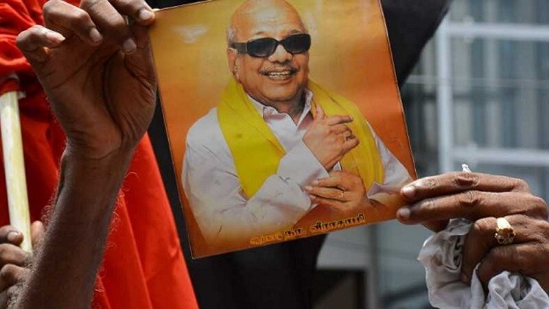 त्यांच्या निधनानंतर तामिळनाडू शोकसागरात बुडाला. राज्यात सात दिवसांचा दुखवटा जाहीर करण्यात आला आहे. त्यांच्यावर शासकीय इतमामात अंत्यसंस्कार करण्यात येतील. मरीना बीच येथे त्यांचे गुरू अन्नादुरई यांच्या बाजूला त्यांच्यावर अंत्यसंस्कार करण्यात येणार आहेत. त्यांच्या निधनानंतर तामिळनाडू शोकसागरात बुडाला. राज्यात सात दिवसांचा दुखवटा जाहीर करण्यात आला आहे. त्यांच्यावर शासकीय इतमामात अंत्यसंस्कार करण्यात येतील. मरीना बीच येथे त्यांचे गुरू अन्नादुरई यांच्या बाजूला त्यांच्यावर अंत्यसंस्कार करण्यात येणार आहेत.