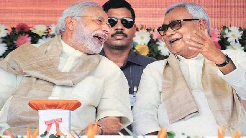 नरेंद्र मोदी - नितीश कुमार- अलीकडेच ही जोडी पुन्हा एकत्र आली. सत्तेच्या समीकरणासाठी जरी एकत्र आले असले तरी एकेकाळी दोन्ही नेते चांगले मित्र होते. या जोडीने एकत्र येऊन बिहारच्या राजकारणात सत्तेचं फळ चाखलंय. नरेंद्र मोदी - नितीश कुमार- अलीकडेच ही जोडी पुन्हा एकत्र आली. सत्तेच्या समीकरणासाठी जरी एकत्र आले असले तरी एकेकाळी दोन्ही नेते चांगले मित्र होते. या जोडीने एकत्र येऊन बिहारच्या राजकारणात सत्तेचं फळ चाखलंय.