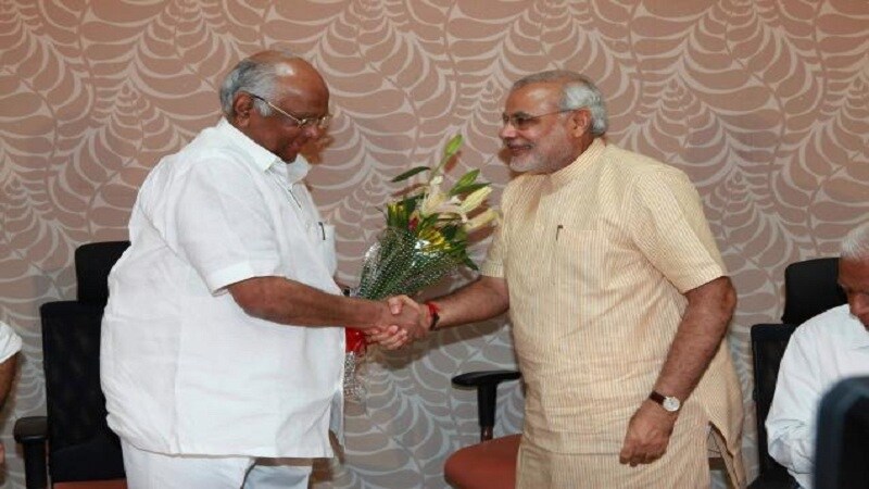 शरद पवार- नरेंद्र मोदी- 'शरद पवारांचा सल्ला घेतो' अशी स्पष्ट कबुली देऊन मोदी यांनी पवारांसोबत मैत्रीची दोर घट्ट विणली. खरं तर शरद पवारांनी विरोधक म्हणून मोदींवर सडकून टीका केली आणि मोदींनीही बारामती पवारमुक्त करण्याची टीका केली होती. पण राजकारण काही असलं तरी पवार - मोदींची मैत्री काही वेगळीच आहे. स्वत: मोदी यांनी बारामती गाठून पवारांच्या घरी सहभोजनाचा आनंद घेतला. दिल्लीतही राजकीय आणीबाणीच्या वेळी मोदी पवारांना आवर्जून बोलावतात. शरद पवार- नरेंद्र मोदी- 'शरद पवारांचा सल्ला घेतो' अशी स्पष्ट कबुली देऊन मोदी यांनी पवारांसोबत मैत्रीची दोर घट्ट विणली. खरं तर शरद पवारांनी विरोधक म्हणून मोदींवर सडकून टीका केली आणि मोदींनीही बारामती पवारमुक्त करण्याची टीका केली होती. पण राजकारण काही असलं तरी पवार - मोदींची मैत्री काही वेगळीच आहे. स्वत: मोदी यांनी बारामती गाठून पवारांच्या घरी सहभोजनाचा आनंद घेतला. दिल्लीतही राजकीय आणीबाणीच्या वेळी मोदी पवारांना आवर्जून बोलावतात.