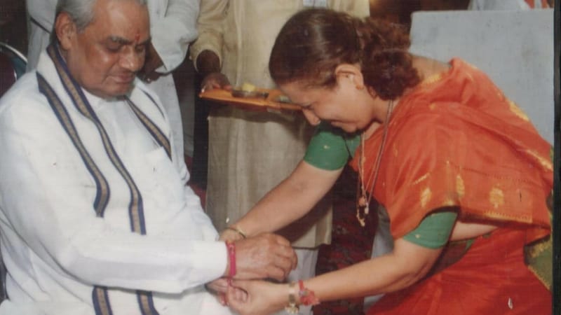 इंदूरच्या बहिणीवर अर्थात सुमित्रा महाजन यांच्यावर जेवढं वाजपेयी यांचं प्रेम होतं, तेवढंचे प्रेम ते इंदुरकरांवरही करायचे. इंदूरच्या बहिणीवर अर्थात सुमित्रा महाजन यांच्यावर जेवढं वाजपेयी यांचं प्रेम होतं, तेवढंचे प्रेम ते इंदुरकरांवरही करायचे.