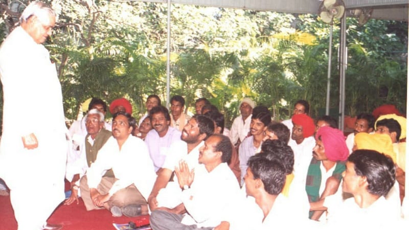 प्रकृती अस्वास्थ्यामुळे माजी पंतप्रधान अटल बिहारी वाजपेयी यांना एम्स रुग्णालयात दाखल करण्यात आले होते. अखेर त्यांनी आज १६ ऑगस्टला अखेरचा श्वास घेतला. त्यांच्या जाण्याने संपूर्ण भारत शोकसागरात बुडाला आहे. प्रकृती अस्वास्थ्यामुळे माजी पंतप्रधान अटल बिहारी वाजपेयी यांना एम्स रुग्णालयात दाखल करण्यात आले होते. अखेर त्यांनी आज १६ ऑगस्टला अखेरचा श्वास घेतला. त्यांच्या जाण्याने संपूर्ण भारत शोकसागरात बुडाला आहे.