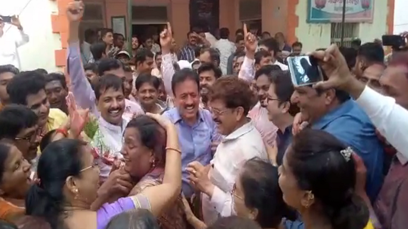 VIDEO : जल्लोष साजरा करताना गिरीष महाजनांनी धरला ठेका