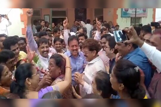 VIDEO : जल्लोष साजरा करताना गिरीष महाजनांनी धरला ठेका