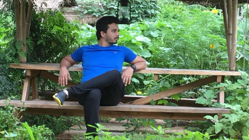 गुरू म्हणजे अभिजीत खांडकेकर छोट्या पडद्यावरचा आवडता चेहरा. अभिजीत सुरुवातीला रेडिओवर आरजे होता. एका न्यूज चॅनेलमध्ये त्यानं अॅकरिंगसाठी मुलाखतही दिली होती. पण न्यूज मीडियात येता येता तो अचानक वळला मालिकांकडे. ही मुलाखत घेणाऱ्यानं त्याच्यातलं अभिनेत्याचं टॅलेंट ओळखलं होतं. गुरू म्हणजे अभिजीत खांडकेकर छोट्या पडद्यावरचा आवडता चेहरा. अभिजीत सुरुवातीला रेडिओवर आरजे होता. एका न्यूज चॅनेलमध्ये त्यानं अॅकरिंगसाठी मुलाखतही दिली होती. पण न्यूज मीडियात येता येता तो अचानक वळला मालिकांकडे. ही मुलाखत घेणाऱ्यानं त्याच्यातलं अभिनेत्याचं टॅलेंट ओळखलं होतं.