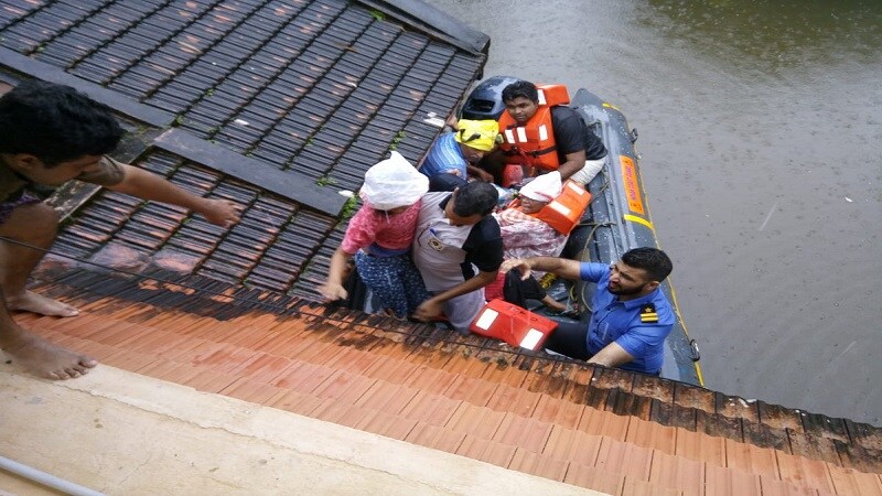 केरळमध्ये पाण्याखाली अडकलेल्या लोकांना वाचवण्यासाठी हेलिकॉप्टरमधून त्यांना महत्त्वाच्या वस्तू पुरवल्या गेल्या. नौदलाच्या मदतीने अनेकांना ऐअरलिफ्ट करण्यात आलं. केरळमध्ये पाण्याखाली अडकलेल्या लोकांना वाचवण्यासाठी हेलिकॉप्टरमधून त्यांना महत्त्वाच्या वस्तू पुरवल्या गेल्या. नौदलाच्या मदतीने अनेकांना ऐअरलिफ्ट करण्यात आलं.