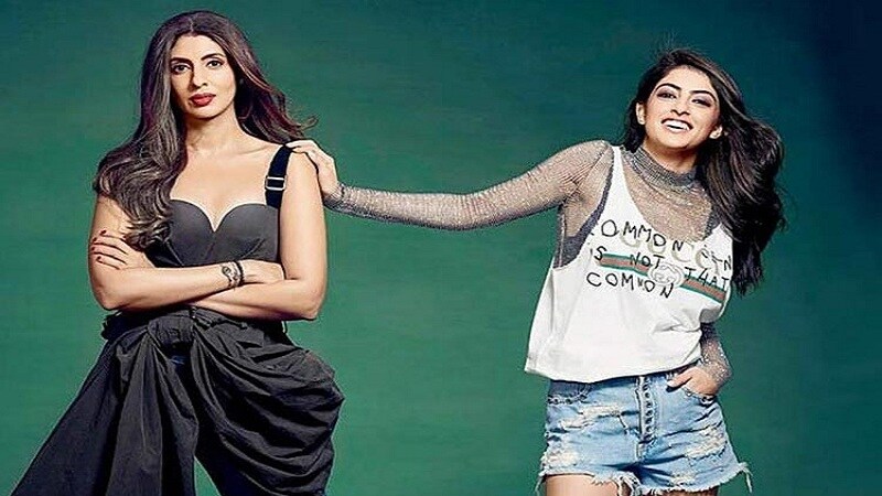 नुकताच नव्याचा फोटोशूट केलेला एक व्हिडिओ समोर आला आहे. यामध्ये ती तिची आई श्वेतासोबत पोज करताना दिसत आहे. नव्याचे हे फोटोज पाहून तुम्ही जान्हवी आणि सुहानाला विसरून जाल. २१ वर्षाच्या नव्याने MXS या कपड्याच्या ब्रॅन्डसाठी हे फोटोशूट केले आहे. नुकताच नव्याचा फोटोशूट केलेला एक व्हिडिओ समोर आला आहे. यामध्ये ती तिची आई श्वेतासोबत पोज करताना दिसत आहे. नव्याचे हे फोटोज पाहून तुम्ही जान्हवी आणि सुहानाला विसरून जाल. २१ वर्षाच्या नव्याने MXS या कपड्याच्या ब्रॅन्डसाठी हे फोटोशूट केले आहे.