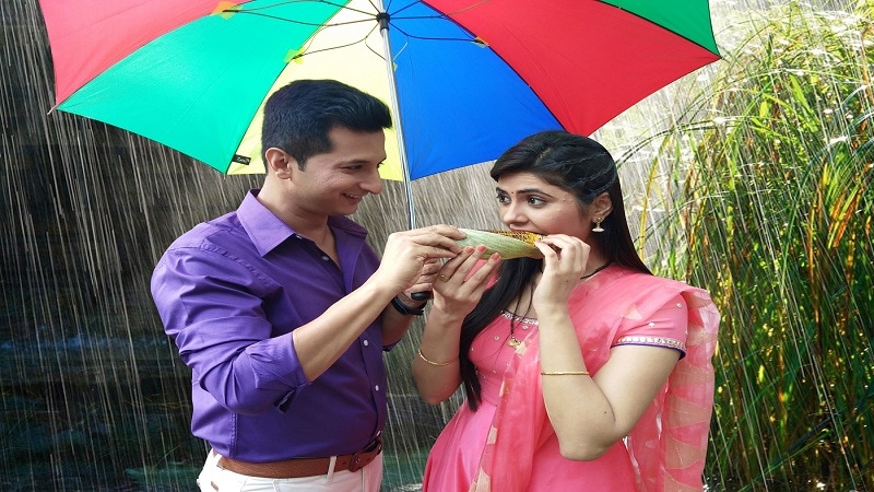 प्रेमची भूमिका करणारा सचित पाटील पावसातली आठवण सांगतो. तो म्हणतो, मी आणि माझी बायको शिल्पा वरळीला पावसात भिजत जायचो. तिथे चहा आणि सॅण्डविच खात होतो. प्रेमची भूमिका करणारा सचित पाटील पावसातली आठवण सांगतो. तो म्हणतो, मी आणि माझी बायको शिल्पा वरळीला पावसात भिजत जायचो. तिथे चहा आणि सॅण्डविच खात होतो.