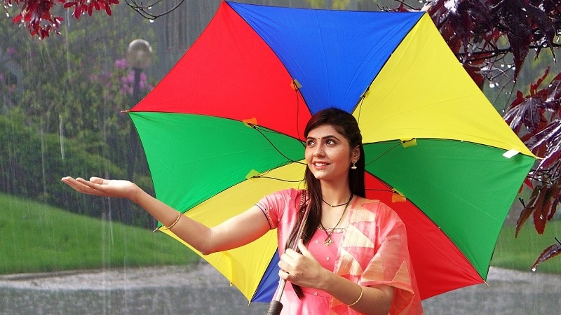 पाऊस आणि प्रेमी यांचं नातं अतूट आहे. मालिकांमध्येही नायिका पावसात भिजतायत.'राधा प्रेम रंगी रंगली' मालिकेतल्या राधालाही पाऊस खूप आवडतो. राधासाठी पाऊस म्हणजे भजी आणि चहा. पाऊस आणि प्रेमी यांचं नातं अतूट आहे. मालिकांमध्येही नायिका पावसात भिजतायत.'राधा प्रेम रंगी रंगली' मालिकेतल्या राधालाही पाऊस खूप आवडतो. राधासाठी पाऊस म्हणजे भजी आणि चहा.