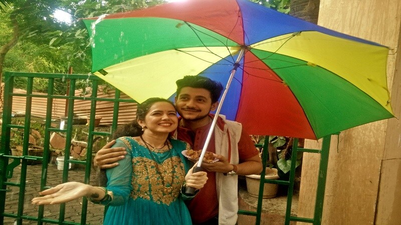 'कुंकू, टिकली आणि टॅटू' मालिकेतली रमा पाऊस आला की खूश होते. गरम मॅगी, सोसाट्याचा वारा, मोहक शहारा. 'कुंकू, टिकली आणि टॅटू' मालिकेतली रमा पाऊस आला की खूश होते. गरम मॅगी, सोसाट्याचा वारा, मोहक शहारा.