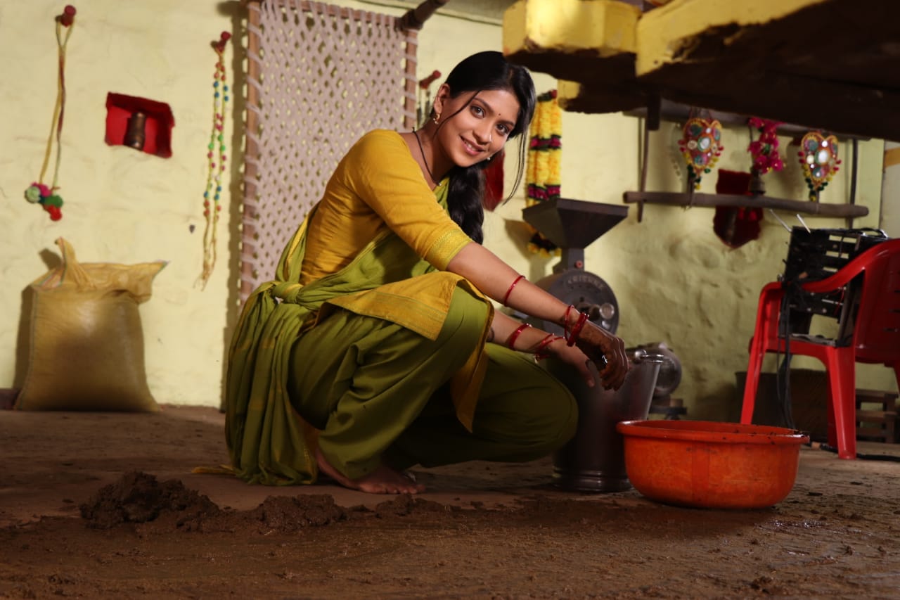 लक्ष्मी सदैव मंगलम् मालिकेमधील लक्ष्मी म्हणजेच समृद्धी केळकर म्हणाली, माझ्या आठवणीत राहिलेलं रक्षाबंधनच वर्ष म्हणजे मी लहानपणी भावाला राखी बांधायच्या आधीच गिफ्ट मागितलं होतं, की ते गिफ्ट दे मग राखी बांधेन. त्यावर सगळे हसले होते आणि आधी गिफ्ट घेऊन मग मी राखी बांधली. अजूनही मी आणि माझे भाऊ हा सण साजरा करतो. शूट असल्यामुळे मला या वर्षी वेळ देता येईल की नाही माहिती नाही. पण वेळ मिळाला तर नक्की आम्ही नेहमीसारखा दंगा घालणार एवढं नक्की. लक्ष्मी सदैव मंगलम् मालिकेमधील लक्ष्मी म्हणजेच समृद्धी केळकर म्हणाली, माझ्या आठवणीत राहिलेलं रक्षाबंधनच वर्ष म्हणजे मी लहानपणी भावाला राखी बांधायच्या आधीच गिफ्ट मागितलं होतं, की ते गिफ्ट दे मग राखी बांधेन. त्यावर सगळे हसले होते आणि आधी गिफ्ट घेऊन मग मी राखी बांधली. अजूनही मी आणि माझे भाऊ हा सण साजरा करतो. शूट असल्यामुळे मला या वर्षी वेळ देता येईल की नाही माहिती नाही. पण वेळ मिळाला तर नक्की आम्ही नेहमीसारखा दंगा घालणार एवढं नक्की.