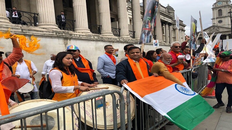 या रॅलीत महाराष्ट्रीयन नागरिकांनी ढोल ताशा घेऊन हजेरी लावली आणि भारत माता की जय च्या घोषणांनी परिसर दणाणून सोडला. या रॅलीत महाराष्ट्रीयन नागरिकांनी ढोल ताशा घेऊन हजेरी लावली आणि भारत माता की जय च्या घोषणांनी परिसर दणाणून सोडला.
