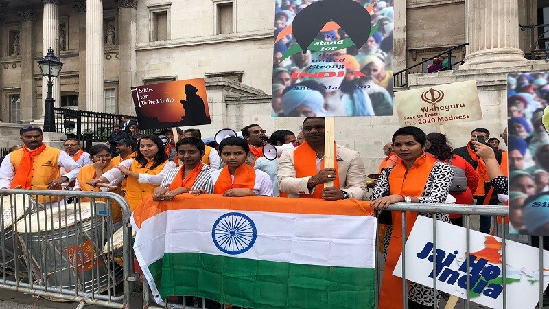 ब्रिटनमध्ये ट्रॅफ्लगर स्क्वेअरमध्ये खालिस्तान समर्थकांनी काढलेल्या रॅलीला प्रत्युत्तर देण्यासाठी भारतीयांनीही रॅली काढून फुटीरतावाद्यांना चोख प्रत्युत्तर दिलं. ब्रिटनमध्ये ट्रॅफ्लगर स्क्वेअरमध्ये खालिस्तान समर्थकांनी काढलेल्या रॅलीला प्रत्युत्तर देण्यासाठी भारतीयांनीही रॅली काढून फुटीरतावाद्यांना चोख प्रत्युत्तर दिलं.