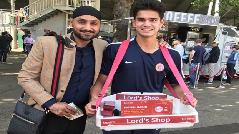 सचिनचा मुलगा अर्जुंन तेंडूलकर सध्या लॉर्ड्सच्या मैदानाबाहेर चक्क रेडिओ विकताना अढळून आला. हरभजन सिंगने अर्जुंनचा हा नवा वेश पाहून त्याच्यासोबत फोटो काढले आणि ते ट्विटरवर पोस्ट केले आहे. सचिनचा मुलगा अर्जुंन तेंडूलकर सध्या लॉर्ड्सच्या मैदानाबाहेर चक्क रेडिओ विकताना अढळून आला. हरभजन सिंगने अर्जुंनचा हा नवा वेश पाहून त्याच्यासोबत फोटो काढले आणि ते ट्विटरवर पोस्ट केले आहे.