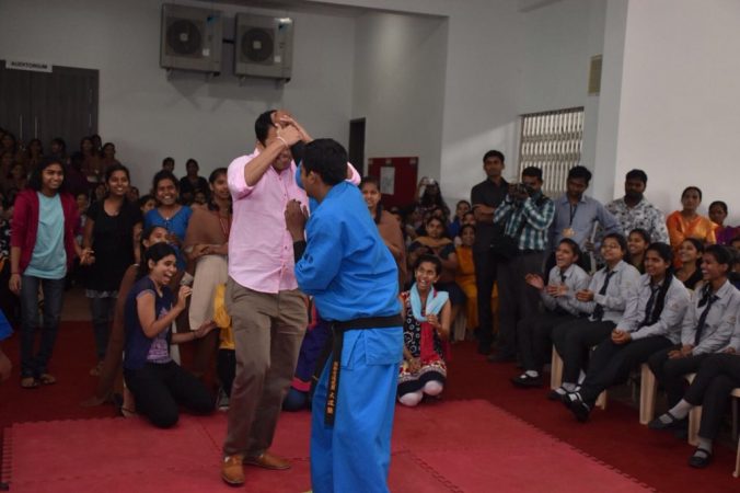आदित्य यांनी त्यांच्या सोबत प्रशिक्षक आणले होते ज्यांनी कर्वे स्त्री शिक्षण संस्थेतील विद्यार्थिनींना स्वसंरक्षणाचे धडे दिले. आदित्य यांनी त्यांच्या सोबत प्रशिक्षक आणले होते ज्यांनी कर्वे स्त्री शिक्षण संस्थेतील विद्यार्थिनींना स्वसंरक्षणाचे धडे दिले.