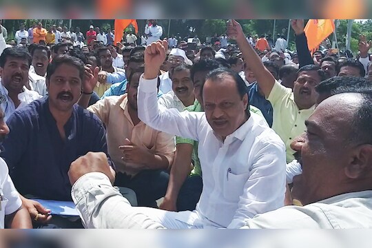 VIDEO : 'आरक्षण आमच्या हक्काचं...नाही कोणाच्या...',काकांच्या घराबाहेर पुतण्याचा 'ठिय्या'