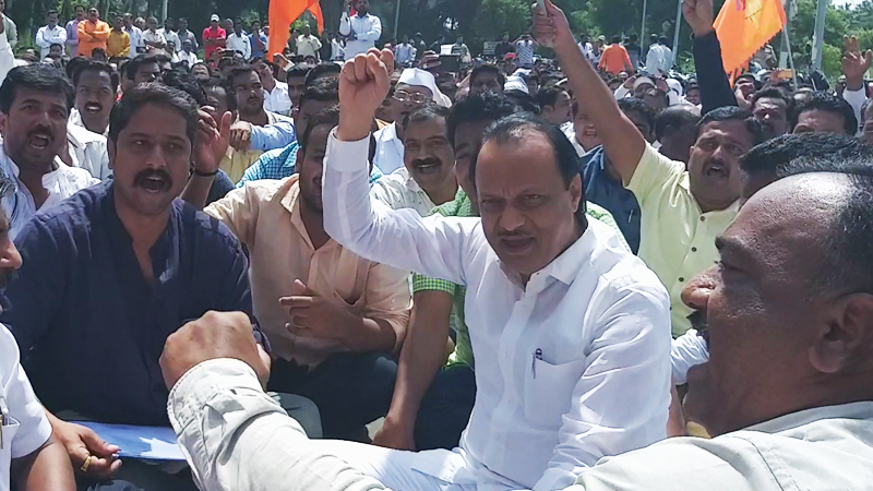 VIDEO : 'आरक्षण आमच्या हक्काचं...नाही कोणाच्या...',काकांच्या घराबाहेर पुतण्याचा 'ठिय्या'