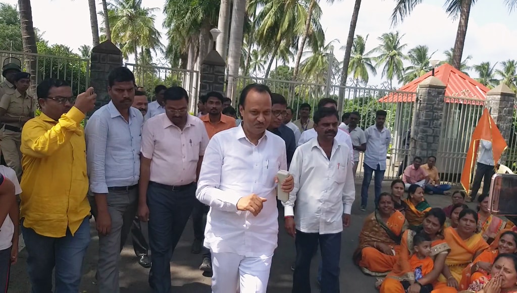 राष्ट्रवादी काँग्रेसचे अध्यक्ष शरद पवार यांच्या घरासमोर आज मराठा आंदोलकांनी आरक्षणासाठी ठिय्या आंदोलन केलं. विशेष म्हणजे माजी उपमुख्यमंत्री आणि पुतणे अजित पवारही आंदोलनात सहभागी झाले होते. राष्ट्रवादी काँग्रेसचे अध्यक्ष शरद पवार यांच्या घरासमोर आज मराठा आंदोलकांनी आरक्षणासाठी ठिय्या आंदोलन केलं. विशेष म्हणजे माजी उपमुख्यमंत्री आणि पुतणे अजित पवारही आंदोलनात सहभागी झाले होते.