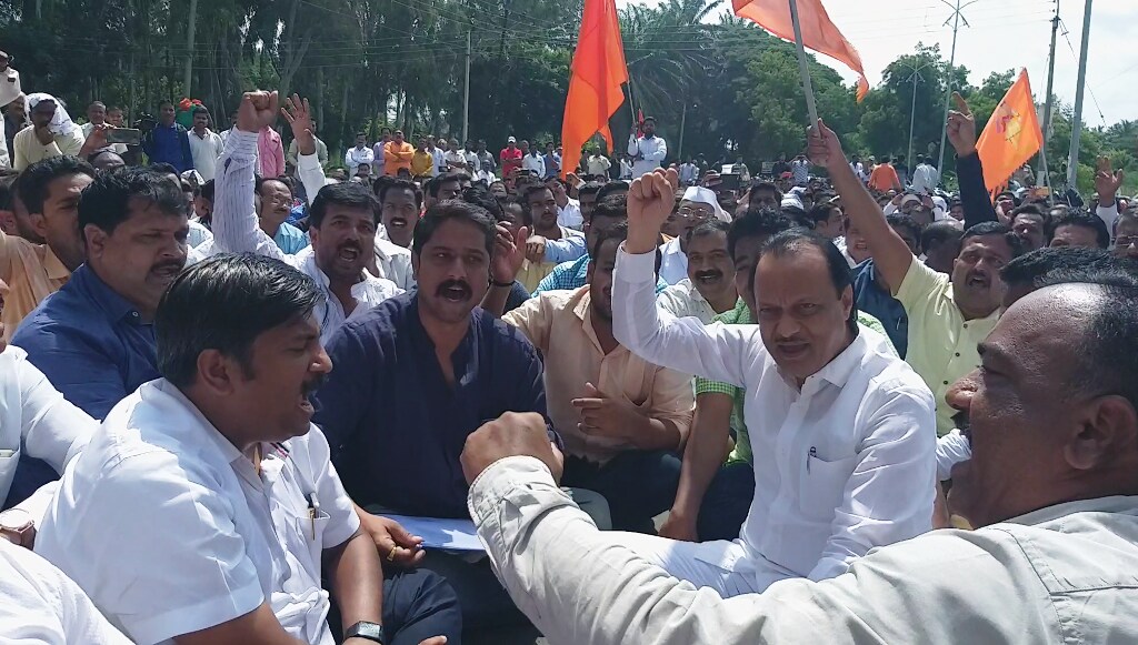 शरद पवार यांच्याही घरासमोर आंदोलन करण्याचे जाहीर केले होते. त्यानुसार सकाळी आठ वाजता आंदोलक गोविंदबागेसमोर जमले. शरद पवार यांच्याही घरासमोर आंदोलन करण्याचे जाहीर केले होते. त्यानुसार सकाळी आठ वाजता आंदोलक गोविंदबागेसमोर जमले.