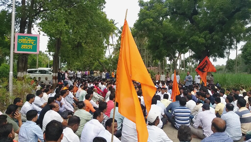 राष्ट्रवादी काँग्रेसचे अध्यक्ष शरद पवार यांच्या बारामतीतील `गोविंदबाग`या बंगल्यासमोर मराठा आंदोलकांनी आरक्षणासाठी आज ठिय्या धरला. बारामतीत आंदोलकांनी ठिय्या आंदोलन गेले काही दिवस सुरू होते. राष्ट्रवादी काँग्रेसचे अध्यक्ष शरद पवार यांच्या बारामतीतील `गोविंदबाग`या बंगल्यासमोर मराठा आंदोलकांनी आरक्षणासाठी आज ठिय्या धरला. बारामतीत आंदोलकांनी ठिय्या आंदोलन गेले काही दिवस सुरू होते.