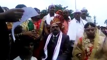 VIDEO : मराठा आंदोलनात घोषणाऐवजी मंगलाष्टक,जोडप्याचं शुभमंगल सावधान ! VIDEO : मराठा आंदोलनात घोषणाऐवजी मंगलाष्टक,जोडप्याचं शुभमंगल सावधान !
