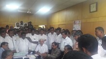 आंबेनळी अपघात : मृतांच्या नातेवाईकांचा संयम सुटला, केली प्रकाश देसाईंच्या नार्को टेस्टची मागणी आंबेनळी अपघात : मृतांच्या नातेवाईकांचा संयम सुटला, केली प्रकाश देसाईंच्या नार्को टेस्टची मागणी