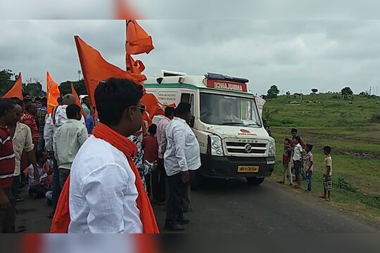 VIDEO :घोषणा थांबल्या,आंदोलक बाजूला झाले,अन् अॅम्ब्युलन्स सुसाट गेली!