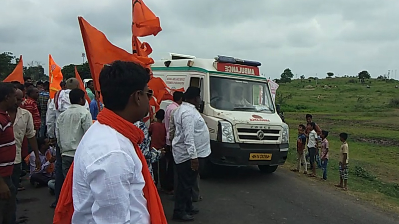 VIDEO :घोषणा थांबल्या,आंदोलक बाजूला झाले,अन् अॅम्ब्युलन्स सुसाट गेली!