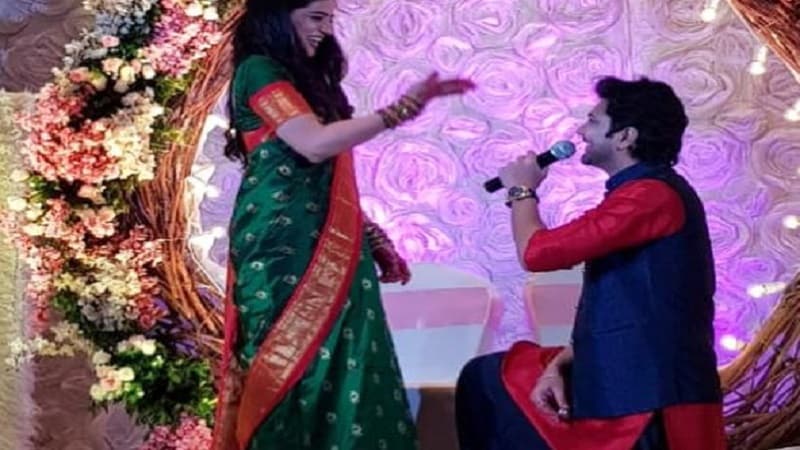 स्नेहासाठी जसा मुलगा बघत होते, तशी अनिकेतसाठी मुलगी बघत होतेच. मग एकमेकांच्या स्थळाचा विचार झाला. तोपर्यंत स्नेहा आणि अनिकेत फक्त सहकलाकार होते. नंतर दोघांकडून पसंती आली. आणि साखरपुडा झाला. स्नेहासाठी जसा मुलगा बघत होते, तशी अनिकेतसाठी मुलगी बघत होतेच. मग एकमेकांच्या स्थळाचा विचार झाला. तोपर्यंत स्नेहा आणि अनिकेत फक्त सहकलाकार होते. नंतर दोघांकडून पसंती आली. आणि साखरपुडा झाला.