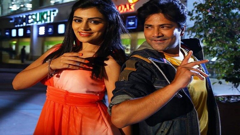 अनिकेत तर अनेक तरुणींच्या हृदयाची धडकन. पण आता तुम्हाला धक्का बसेल अशी बातमी आहे. हृदयात वाजे समथिंग समथिंग म्हणत खऱ्या आयुष्यातही त्यांची हृदयं धडकायला लागली आहेत. दोघांनी साखरपुडा झाला. आणि काही फोटोज त्यांनी शेअर केलेत. अनिकेत तर अनेक तरुणींच्या हृदयाची धडकन. पण आता तुम्हाला धक्का बसेल अशी बातमी आहे. हृदयात वाजे समथिंग समथिंग म्हणत खऱ्या आयुष्यातही त्यांची हृदयं धडकायला लागली आहेत. दोघांनी साखरपुडा झाला. आणि काही फोटोज त्यांनी शेअर केलेत.