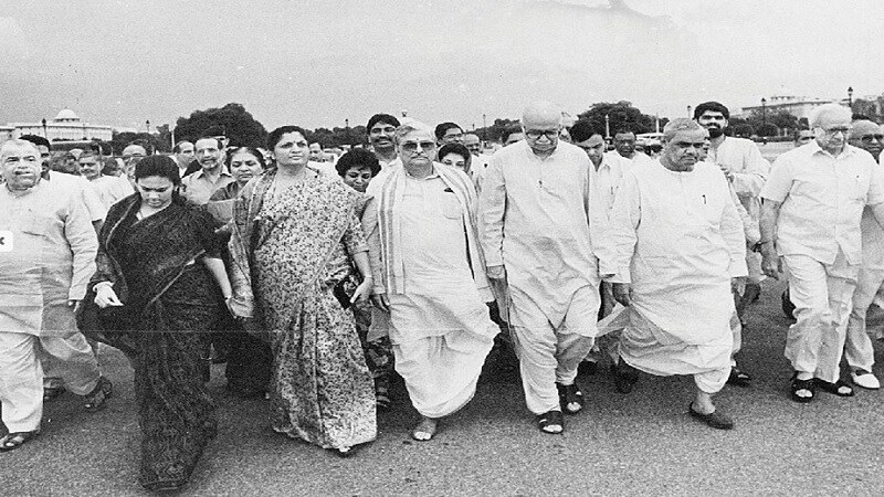 1996 मध्ये वाजपेयी प्रथम 13 दिवस पंतप्रधान होते. बहुमत सिद्ध होऊ न शकल्यामुळे त्यांना राजीनामा द्यावा लागला. 1998मध्ये ते दुसऱ्यांदा पंतप्रधान झाले. सहयोगींकडून पाठिंबा काढण्याच्या कारणास्तव ते 13 महिनेच कार्यरत राहिले. 1996 मध्ये वाजपेयी प्रथम 13 दिवस पंतप्रधान होते. बहुमत सिद्ध होऊ न शकल्यामुळे त्यांना राजीनामा द्यावा लागला. 1998मध्ये ते दुसऱ्यांदा पंतप्रधान झाले. सहयोगींकडून पाठिंबा काढण्याच्या कारणास्तव ते 13 महिनेच कार्यरत राहिले.