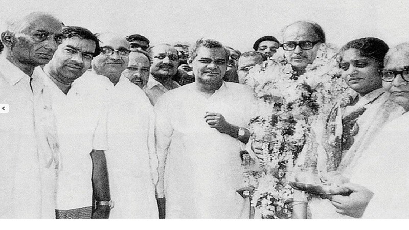 1999 साली वाजपेयी तिसऱ्यांदा पंतप्रधान झाले आणि पाच वर्षांचा कार्यकाळ पूर्ण केला. काँग्रेसशिवाय पाच वर्षांचा कालावधी पूर्ण करणारे ते पहिले पंतप्रधान होते. 1999 साली वाजपेयी तिसऱ्यांदा पंतप्रधान झाले आणि पाच वर्षांचा कार्यकाळ पूर्ण केला. काँग्रेसशिवाय पाच वर्षांचा कालावधी पूर्ण करणारे ते पहिले पंतप्रधान होते.