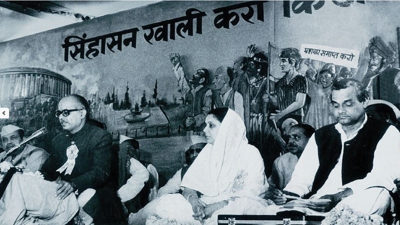 2004च्या लोकसभा निवडणुकीत भाजपचा कडाडून पराभव झाल्यानंतर ते अनेक महिने ते राजकीय पट्ट्यावरून गायब होते. वृद्धापकाळ आणि आजारपणामुळे त्यांना डॉक्टरांच्या देखरेखीखाली त्यांच्या घरी राहावे लागले. 2004च्या लोकसभा निवडणुकीत भाजपचा कडाडून पराभव झाल्यानंतर ते अनेक महिने ते राजकीय पट्ट्यावरून गायब होते. वृद्धापकाळ आणि आजारपणामुळे त्यांना डॉक्टरांच्या देखरेखीखाली त्यांच्या घरी राहावे लागले.