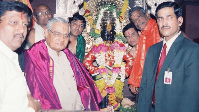 आपल्या व्यग्र कारभारातूनही माजी पंतप्रधान अटल बिहारी वाजपेयी यांनी वेळ काढून पंढरपूरचे दर्शन घेतले होते. आपल्या व्यग्र कारभारातूनही माजी पंतप्रधान अटल बिहारी वाजपेयी यांनी वेळ काढून पंढरपूरचे दर्शन घेतले होते.