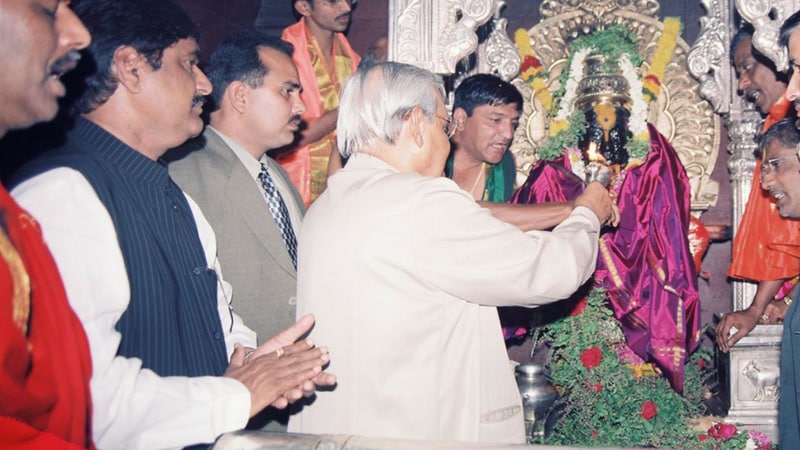 यावेळी त्यांच्यासोबत गोपीनाथ मुंडे आणि रामदास आठवले हे महाराष्ट्राचे प्रमुख नेतेही उपस्थित होते. यावेळी त्यांच्यासोबत गोपीनाथ मुंडे आणि रामदास आठवले हे महाराष्ट्राचे प्रमुख नेतेही उपस्थित होते.