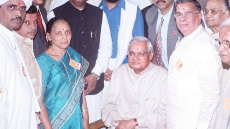 वाजपेयींनी यावेळी विठ्ठलाची मनोभावे पूजा केली आणि महाराष्ट्राच्या संपन्नतेसाठी विठ्ठलाकडे साकडं घातलं. वाजपेयींनी यावेळी विठ्ठलाची मनोभावे पूजा केली आणि महाराष्ट्राच्या संपन्नतेसाठी विठ्ठलाकडे साकडं घातलं.