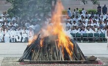 माजी पंतप्रधान अटल बिहारी वाजपेयी अनंतात विलीन, मुलीने दिला मुखाग्नी