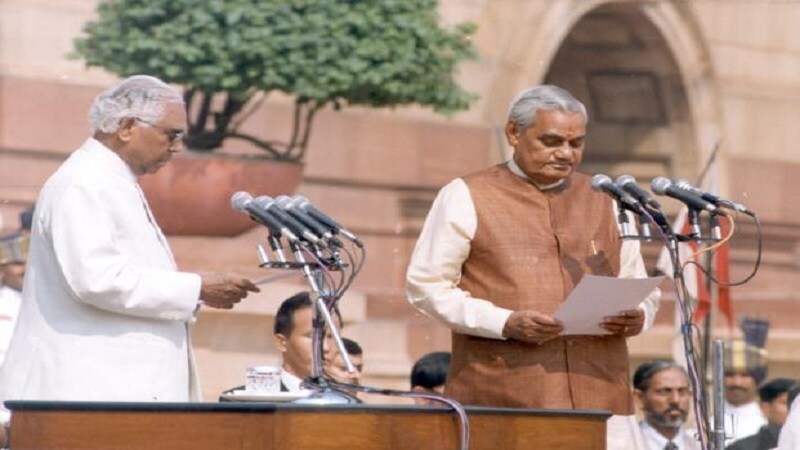 अटलबिहारी वाजपेयी पहिल्यांदा जेव्हा पंतप्रधान झाले तेव्हा त्यांचं सरकार फक्त 13 दिवस टिकलं होतं. अटलबिहारी वाजपेयी पहिल्यांदा जेव्हा पंतप्रधान झाले तेव्हा त्यांचं सरकार फक्त 13 दिवस टिकलं होतं.